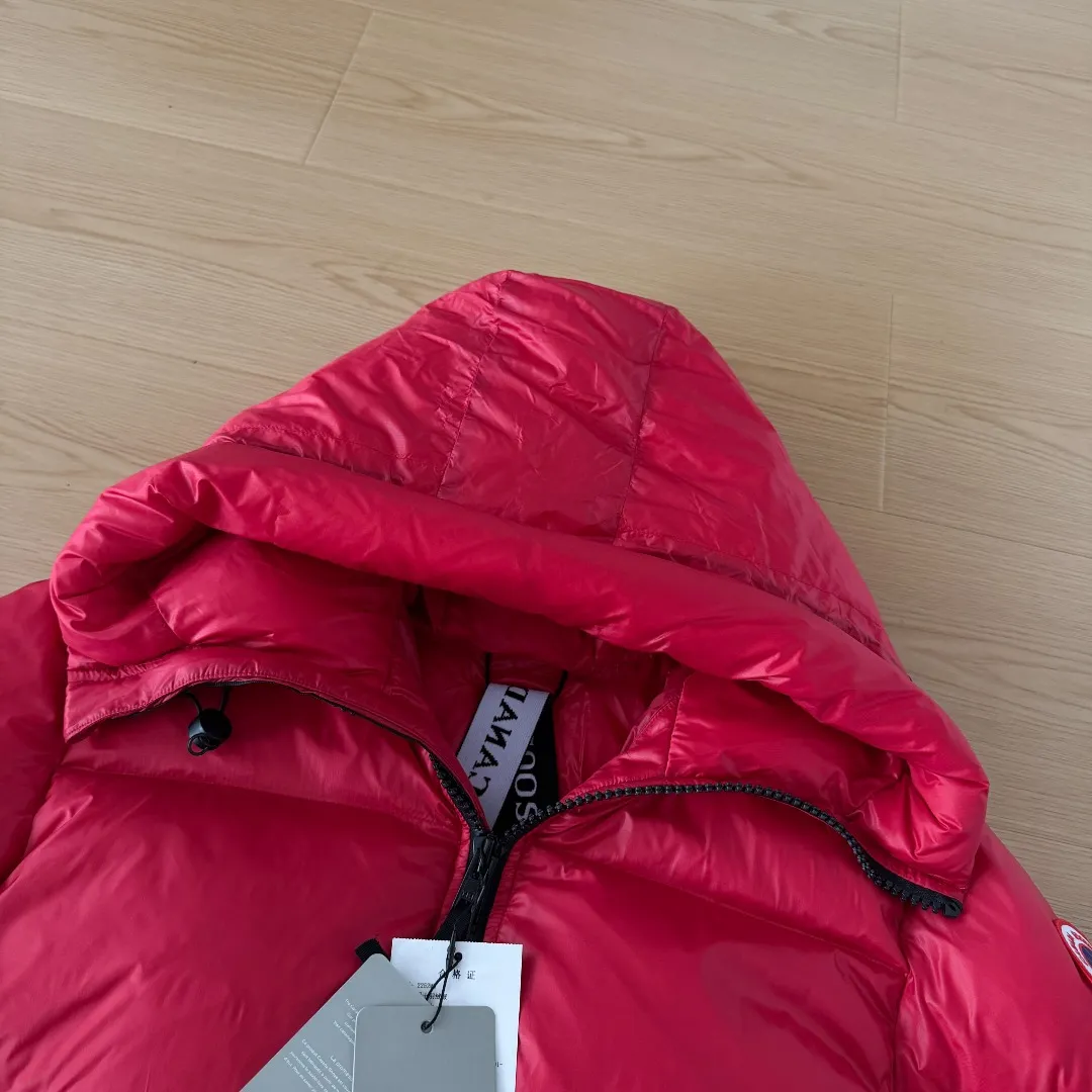 Style No.: Y 111 𝘾𝘼𝙉𝘼𝘿𝘼 𝙂𝙊𝙊𝙎𝙀/Big Goose 2252 Style 2023 Limited New Arrival Crofton Puff Down Jacket Pure Guangzhou Inspection 80 White Duck Down Filling‼ Top version, ceiling level‼ Crofton soft bread, the latest New Arrival style in 2023, has a cold protection effect of up to level 4. It uses recycled Feather-Light tear-resistant fabric, which is super Lightweight and has no weight-bearing feeling on the upper body! The unique black label highlights your temperament‼ Canada Goose, a Canadian brand, has always been recognized as the warmest down jacket. Various Instagram celebrities, Internet celebrities, and celebrities often wear it for street photos. I do Canada Goose every year, but I still can’t get rid of my love for geese. No matter how cold the winter is, there is no need to be afraid, because there are geese! Filled with 80% white duck down, Canada Goose is the legendary warmest down jacket and is known as a must-have for Arctic outdoor sports! The most popular down jacket in the world, celebrities are rushing to buy it, it is a must-have! Same Style Sizes for Men and Women: XS~XXL Color: Black Black Label Black Red Label Gray Black Label Gray Red Label Navy Blue Red